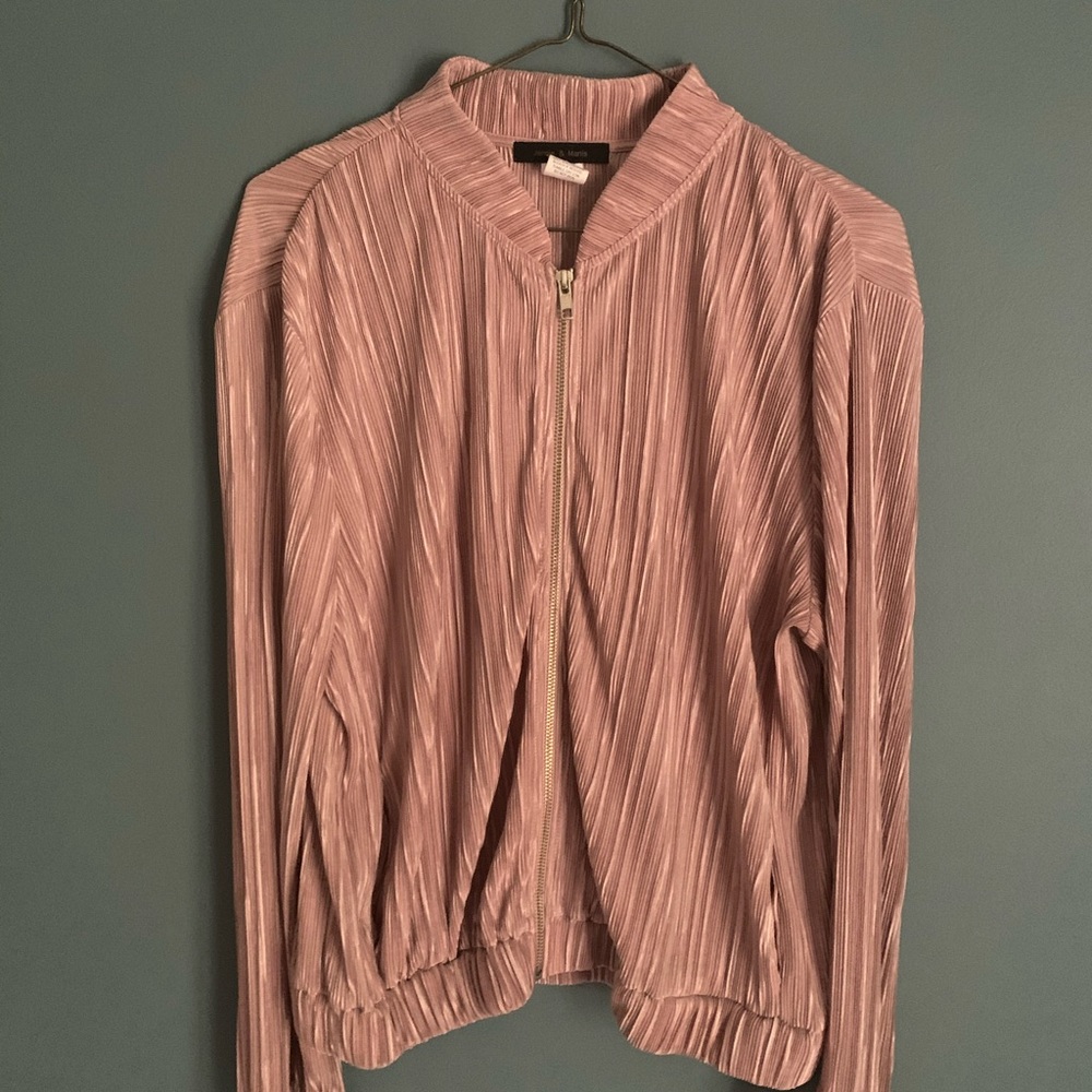 Unique Peach Lightweight Jacket, fits like a medium